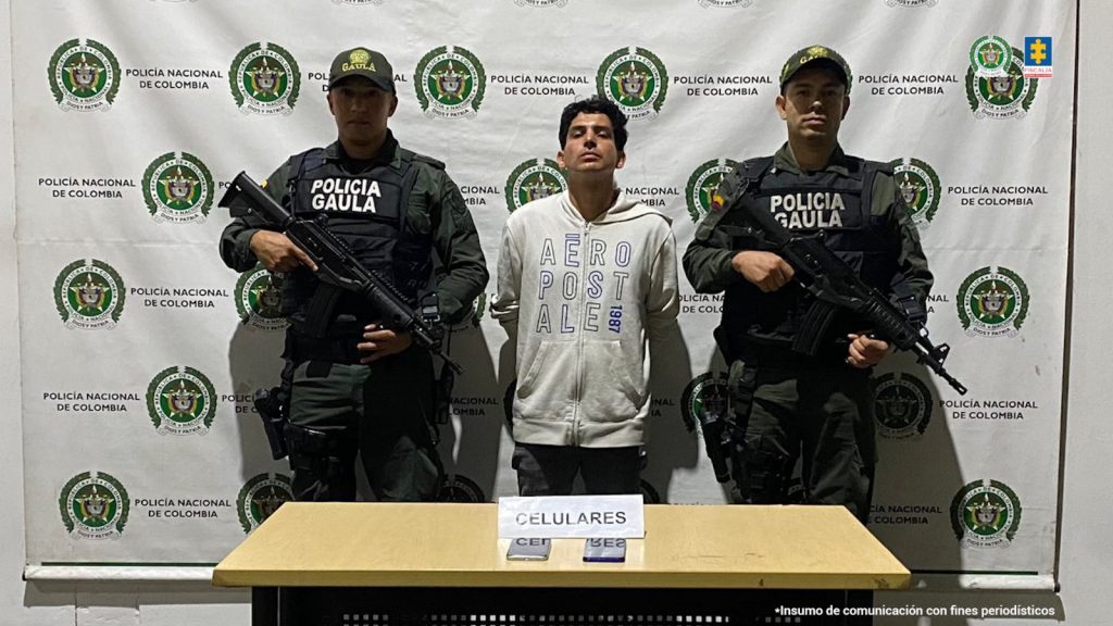 En la imagen está el procesado con dos servidores de la Policía Nacional a los lados