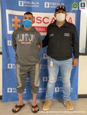 En la fotografía aparece el capturado junto a un investigador del CTI. En la parte posterior se observa banner de la Fiscalía General de la Nación.