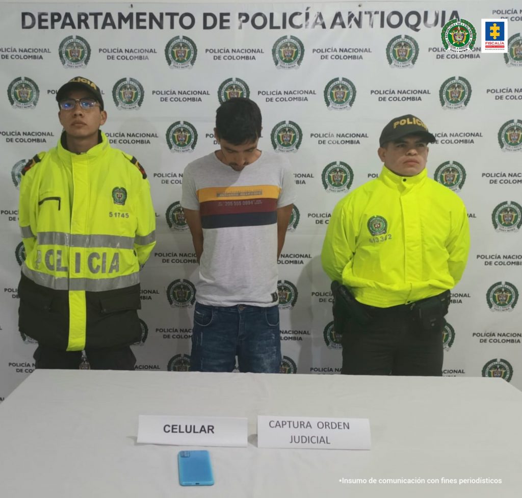 En la imagen está el procesado con dos Policías a sus lados
