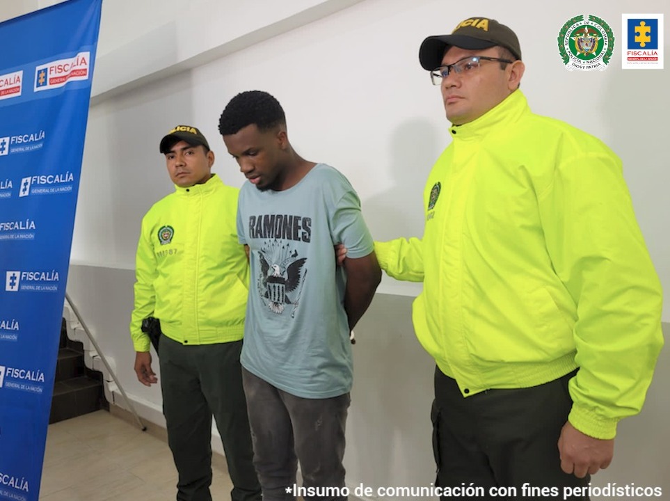 En las fotografía aparece un capturado, junto a personal de Policía y Ejército Nacional. En la parte posterior de la imagen se ven banners de Policía Nacional y la Fiscalía General de la Nación.