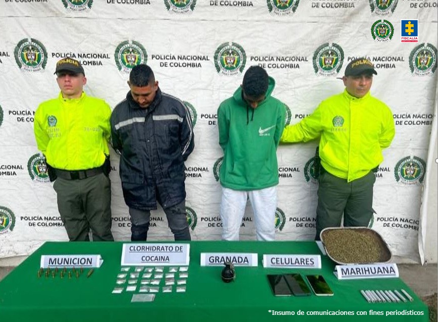 Los capturados aparecen de pie frente a un banner de la Policía, en medio de los miembros de la Policía. Frente a ellos están los elementos incautados.