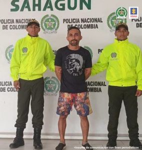 En la imagen se ve una persona detenida entre dos uniformados de la Policía.