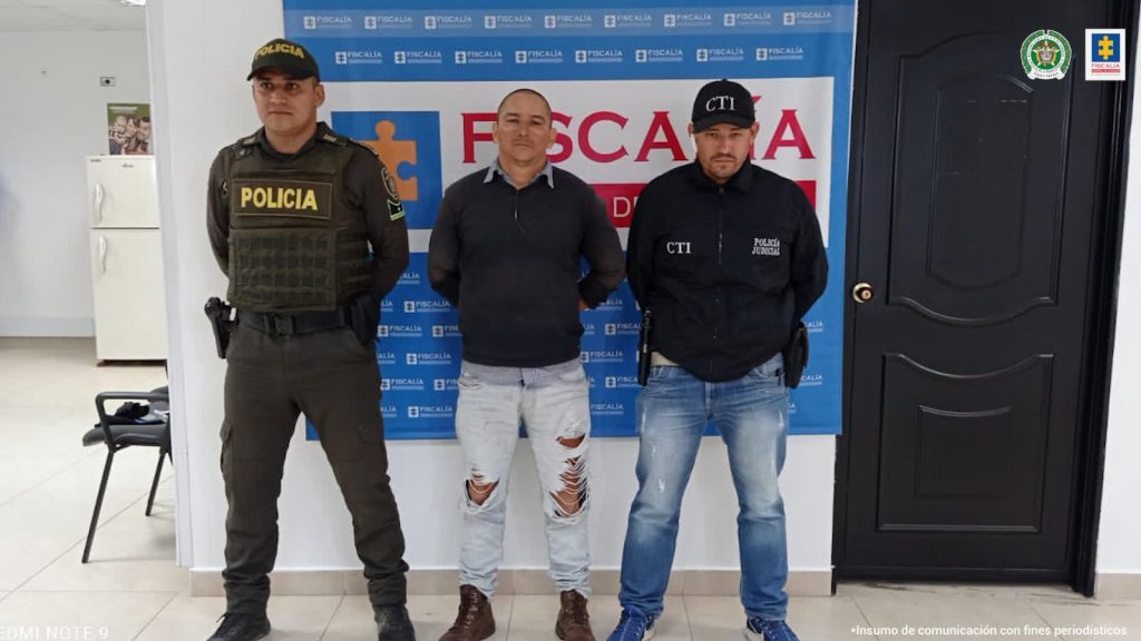 en la foto aparece un funcionario del CTI y otro de la Policía custodiando al hoy asegurado.