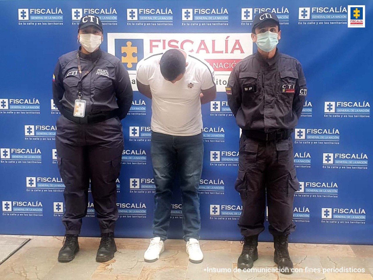En la imagen está Jorge Mauricio Valencia Agudelo, con dos funcionarios del CTI a los lados. 