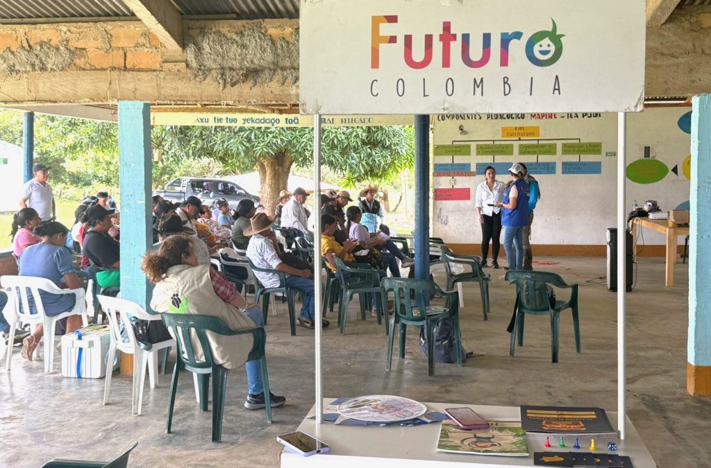 En la imagen se ve a servidores de la Fiscalía dialogando con comunidad de Yopal, en Casanare, en desarrollo de una jornada de Futuro Colombia. 