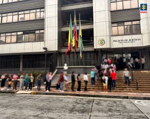 Se observan varios ciudadanos en fila, frente del palacio de Justicia de Armenia, a la espera de ingresar para cumplir con su cita en la Jornada de Conciliaciones