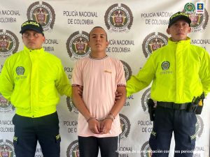 Fiscal Martha Mancera, Martha Mancera, Fiscal Mancera En la imagen se ve una persona detenida entre dos uniformados de la Policía.