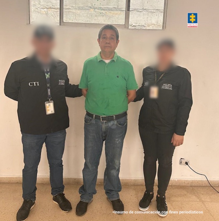 En la imagen aparece el procesado en medio dos servidores del CTI