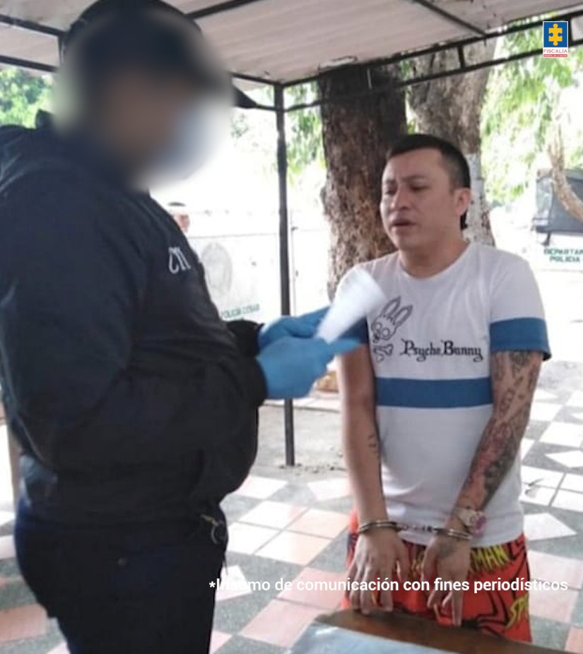 En la fotografía aparece una persona capturada en compañía de un servidor del (CTI). 