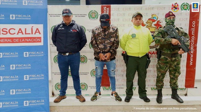 En la foto se ve una persona detenida custodiada por funcionarios del CTI, Ejército y Gaula Militar. Detrás suyo tres backings de las instituciones.
