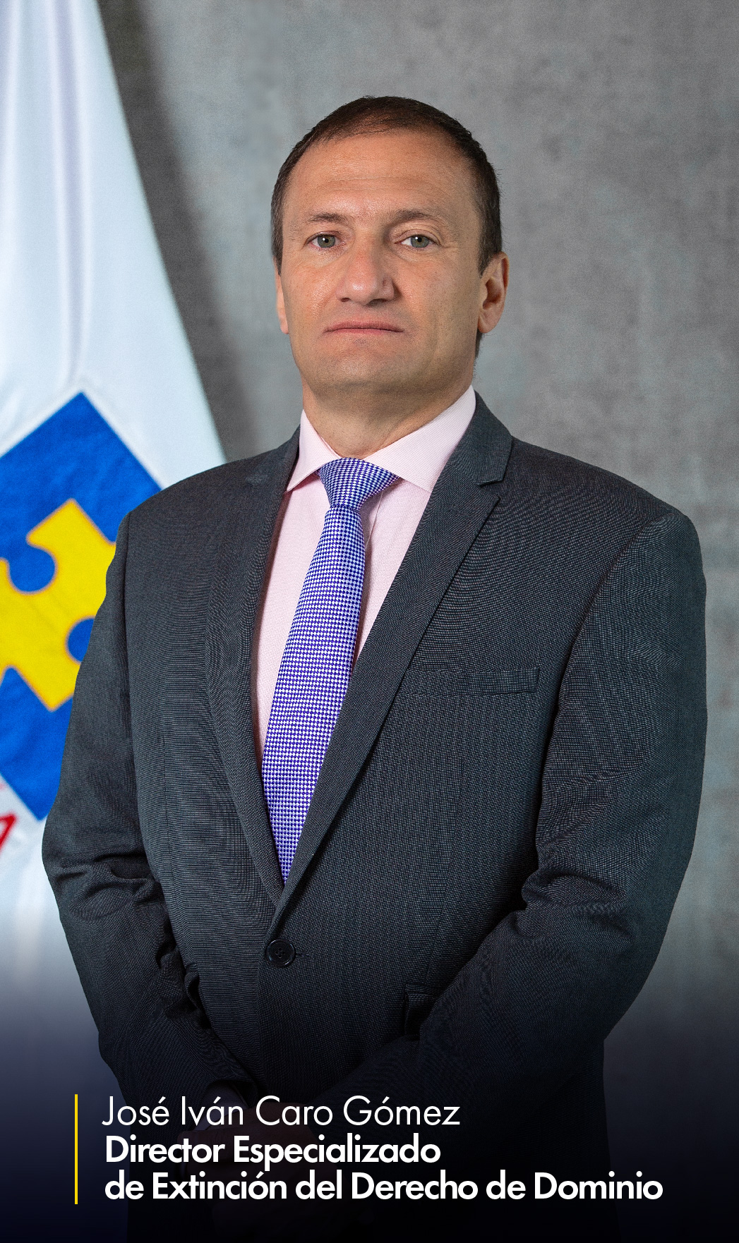 En la imagen aparece José Iván Caro Gómez, director Especializado de Extinción del Derecho de Dominio, en una imagen de medio cuerpo. Al fondo puede verse parcialmente una bandera de la Fiscalía.