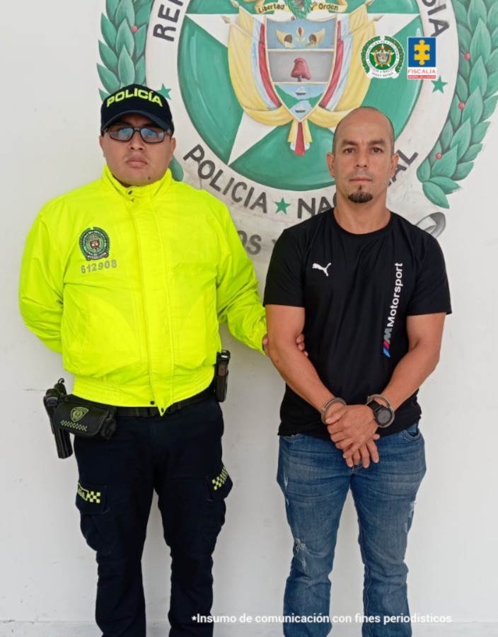 En la imagen aparece el procesado al lado de un patrullero de la Policía Nacional (La foto corresponde a la captura este año por otros delitos)