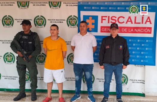 n la fotografía aparece un capturado, junto a personal de Policía Nacional y Fiscalía General de la Nación. En la parte posterior de la imagen se ven banners de Policía Nacional y la Fiscalía General de la Nación.