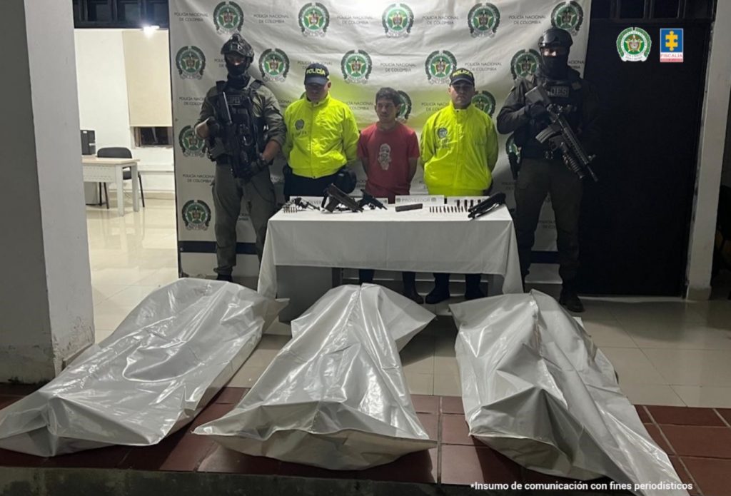 En la fotografía se aprecia de pie y con los brazos atrás a José Miguel Silva Yépez, alias Costeñito. Viste camiseta roja de manga corta, con estampado a la altura del pecho. A los extremos de él hay uniformados de la Policía Nacional. Delante de ellos hay una mesa con mantel blanco y sobre ella hay armas de fuego, proveedores y munición. En el suelo hay tres bolsas plásticas blancas. Detrás de ellos hay un pendón institucional de la Policía.