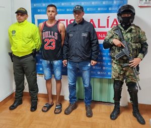 Fiscal Martha Mancera, Martha Mancera, Fiscal Mancera En la imagen se ve una persona de espaladas, detenida, bajo custodia de dos integrantes de la Policía Naciona