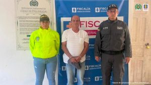En la foto se aprecia al asegurado siendo custodiado por un miembro del CTI y la Policía Nacional.