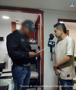 José Ubaner Giraldo Cárdenas fue capturado por el delito de hurto por medios informáticos aparece en la foto con funcionarios del CTI de la Seccional Caldas.