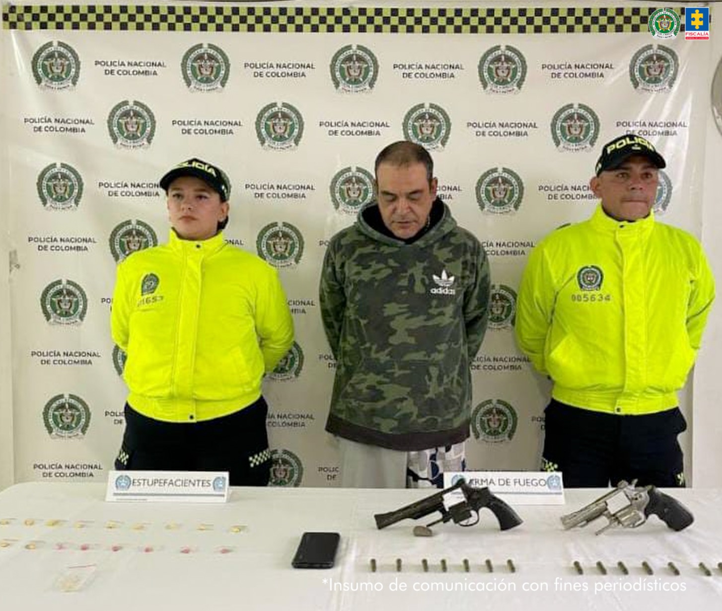 En las fotos se observa a los capturados en el momento de la captura. Todos están custodiados por funcionarios de la Policía Nacional