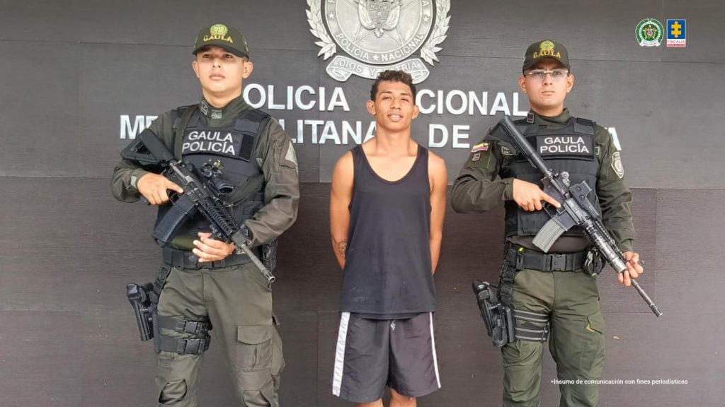 Se visualiza al capturado junto a dos uniformados del Gaula de la Policía Nacional. Detrás de ellos el banner que identifica a la Policía Metropolitana de Cúcuta.