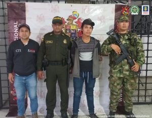 En la fotografía aparece un hombre capturado, acompañado de un servidor del (CTI), un uniformado de la Policía y el Ejército Nacional. En la parte posterior un banner con logos de la entidad.