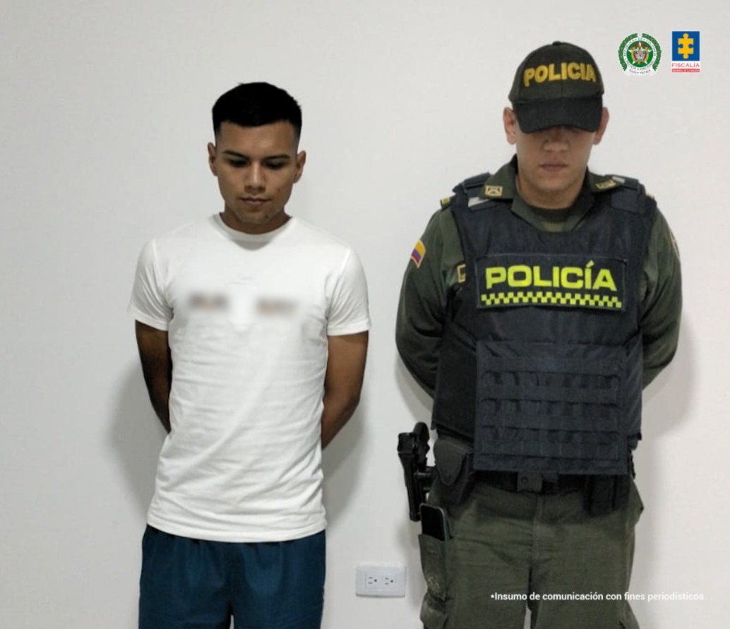 Se visualiza al capturado junto a un uniformado de la Policía Nacional.