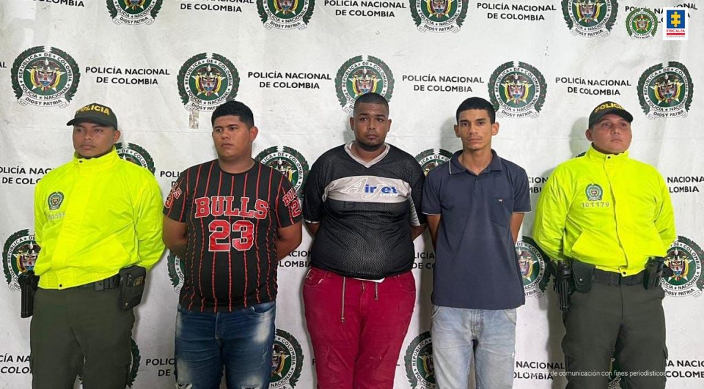 En la imagen se ven tres personas detenidas, entre uniformados de la Policía Nacional.