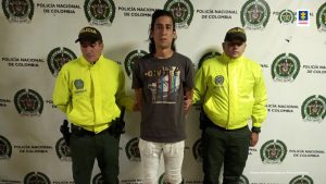  En la foto está el procesado con 2 servidores de la Policía Nacional.