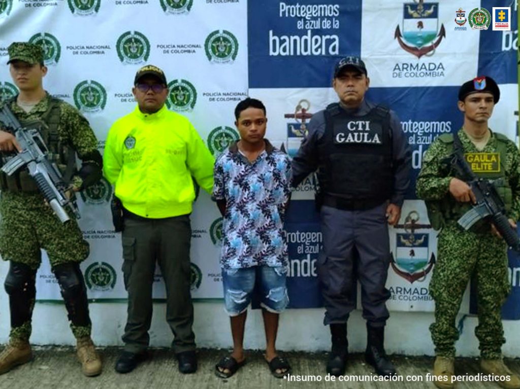 En la imagen se ve una persona capturada entre funcionarios de la Fiscalía, la Policía y la Armada.