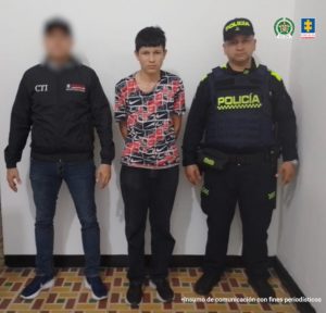 El imputado se encuentra en custodia por un servidor del Cuerpo Técnico de Investigación y un uniformado de Policía Nacional.