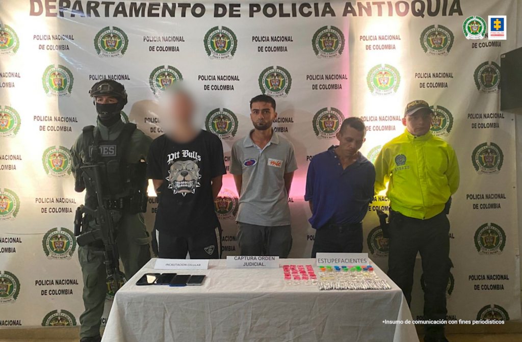 En la imagen se encuentran los dos procesados custodiados por servidores de la Policía Nacional. En la foto aparece una tercera persona, con el rostro distorsionado, quien fue capturado el mismo día pero por hechos y delitos diferentes. (el hombre de negro no está relacionado con alias muelas y el flaco)