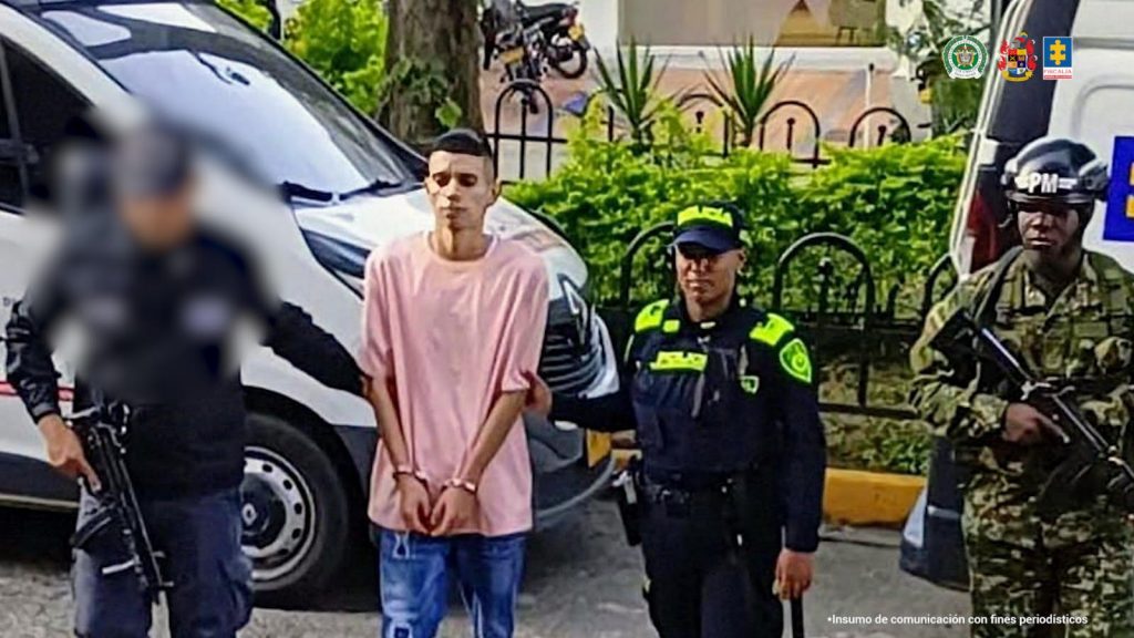 En la fotografía aparece el capturado junto a un servidor del CTI, un uniformado de la Policía y un soldado del Ejército.