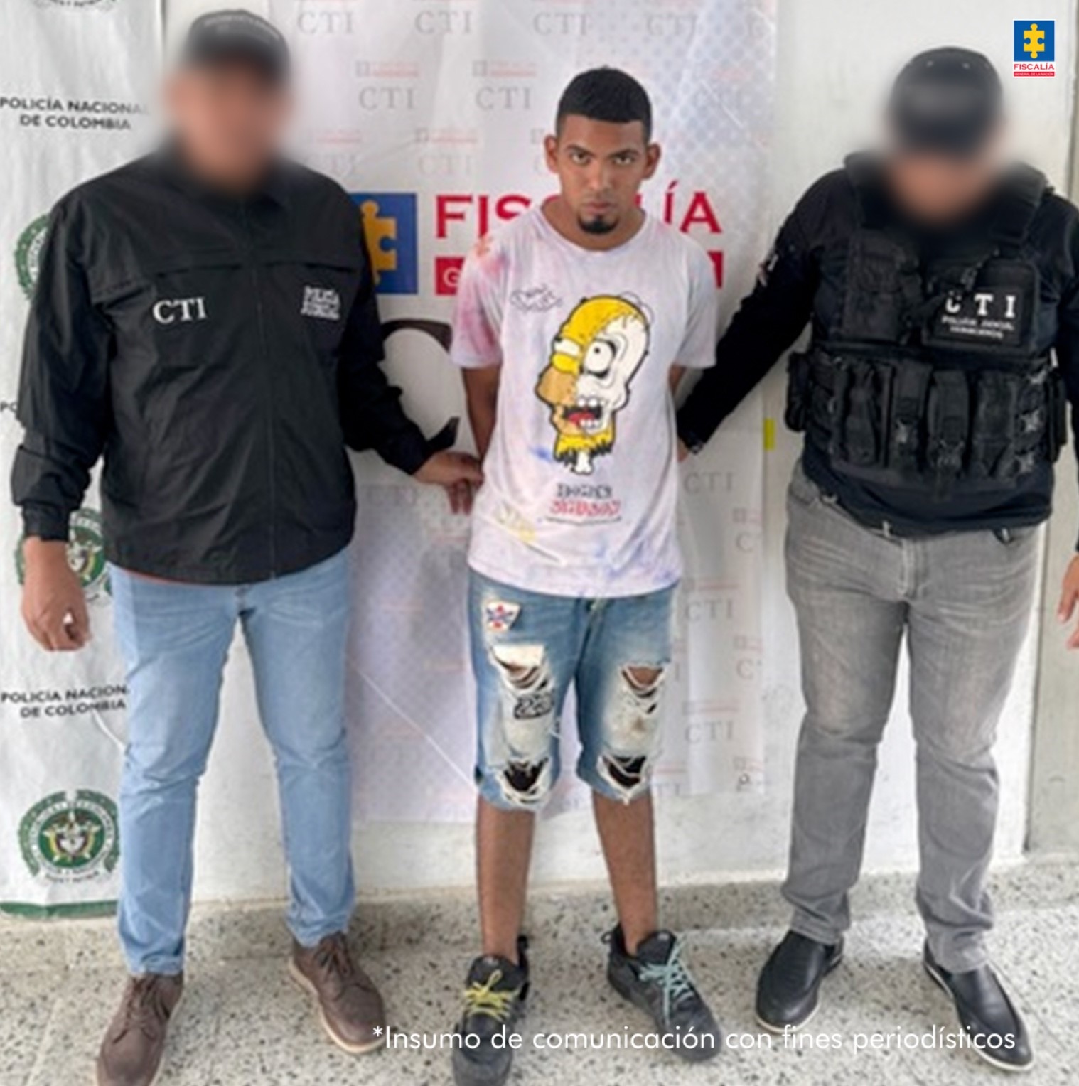 En la imagen aparece una persona con un suéter blanco y una bermuda de jean entre dos uniformados del CTI.
