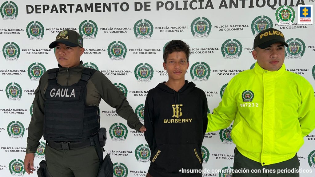 En la fotografìa se encuentra el procesado con un servidor de la Policìa y del Gaula de la misma entidad.