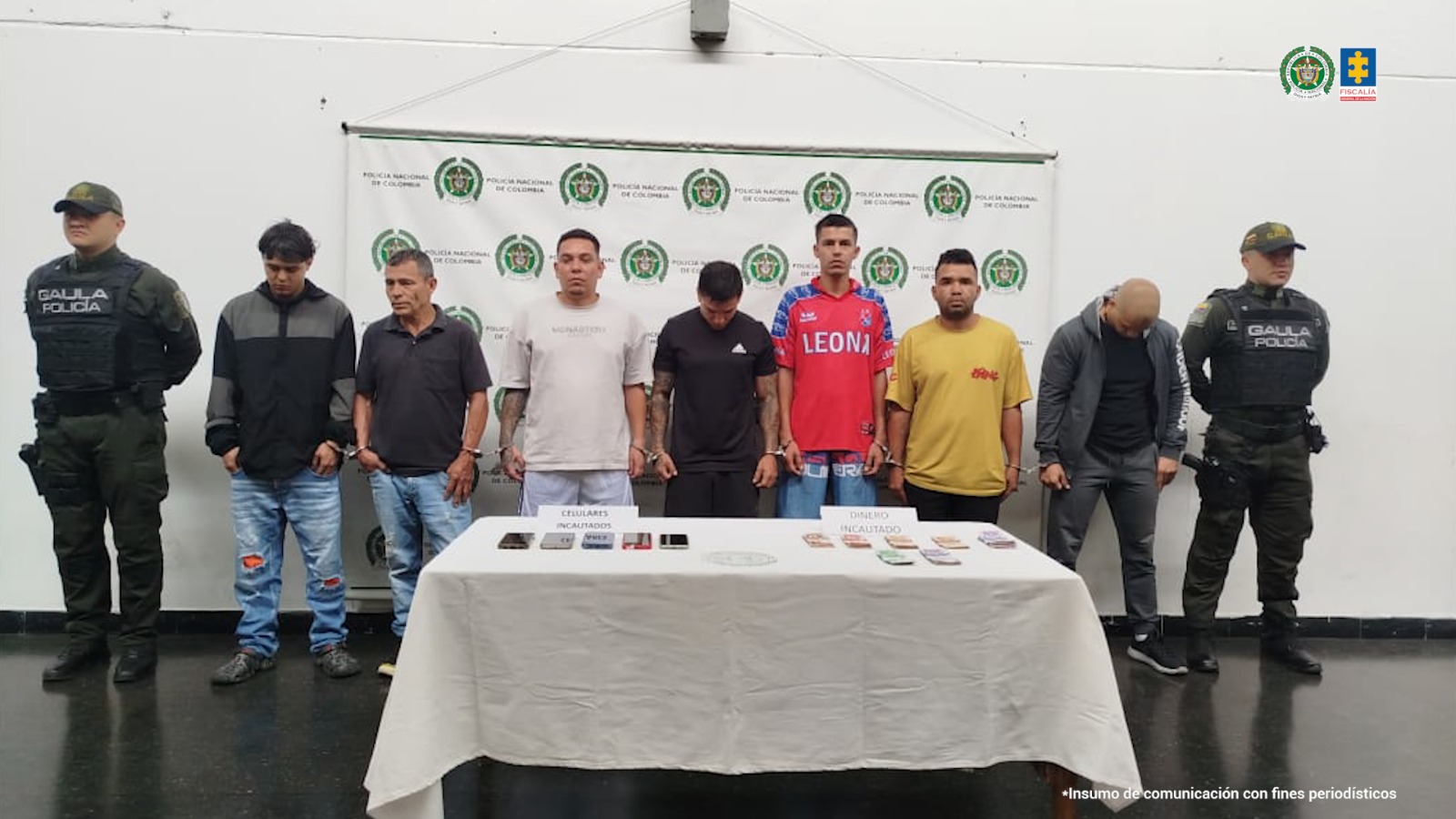 En la fotografía aparecen los 7 procesados con dos servidores del Gaula de la Policía Nacional.