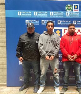  En la imagen están los procesados con dos servidores del CTI a los lados