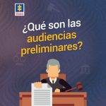 Pieza grafica que contiene los siguientes elementos: en primer plano se puede ver un juez sentado detras de su escritorio y en la mano en frente muestra un documento. arriba de el se puede leer en letras amarillas y blancas: ¿qué son las audiencias preliminares?. El fondo de color morado oscuro