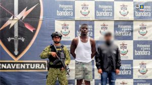 En la fotografía aparece el capturado junto a un servidor del CTI y un uniformado de Gaula Militar. En la parte superior está un banner del Gaula Militar.