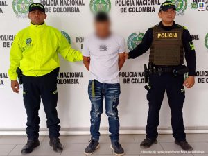 En la imagen aparecen dos personas detenidas entre uniformados de la Policía y del CTI.