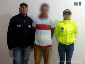 En la imagen aparecen dos personas detenidas entre uniformados de la Policía y del CTI.