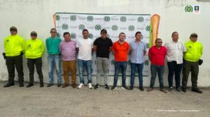 En la imagen se ven ocho personas detenidas entre uniformados de la Policía.