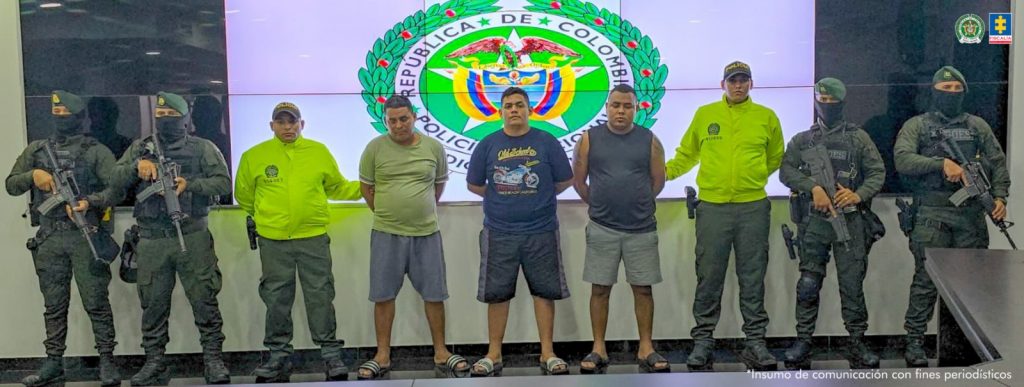 En las imágenes se ven los presuntos responsables de homicidios recientes en la ciudad de Barranquilla y su área metropolitana, quienes son escoltados por uniformados de la Policía Nacional.