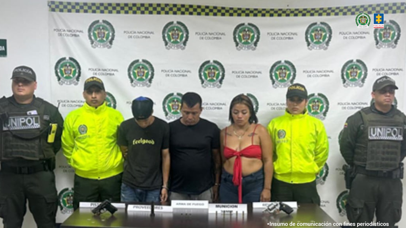 En la fotografía se aprecian de pie y esposados entre sí a Kelly Viviana Ledesma Hurtado, Luis Albeiro García Hurtado y Kevin Andrés Escobar Hernández. La mujer viste con un top de color rojos y pantalón negro. Uno de los hombres viste con camiseta de color negro, de manga corta y pantalón de color verde oliva. El otro viste camiseta de color verde oscuro con impresíón de color amarillo en el pecho, jean azul desgastao y usa gorra oscura. A sus extremos hay uniformados de la Policía Nacional. Delante de ellos hay una superficie de  y color marrón y sobre ella hay dos armas de fuego, un proveedor y munición. Asimismo, hay letreros que dicen: ‘Pistola’, ‘Revólver’, ‘Proveedor’, ‘Munición’, ‘Armas de fuego’,  Detrás de ellos hay un pendón institucional de la Policía.