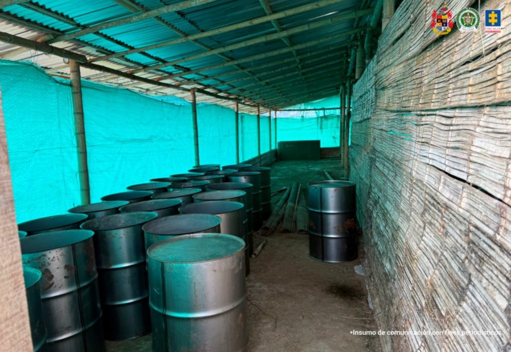 Se observa un laboratorio clandestino de procesamiento de cocaína.