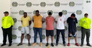 En la foto se aprecia los 5 asegurados siendo custodiados por la Policía.