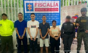 En la foto aparecen custodiando a los cuatro capturados miembros del CTI, Policía y Ejército.