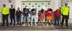 En la foto se aprecia a los capturados siendo custodiados por funcionarios de la Policía Nacional.