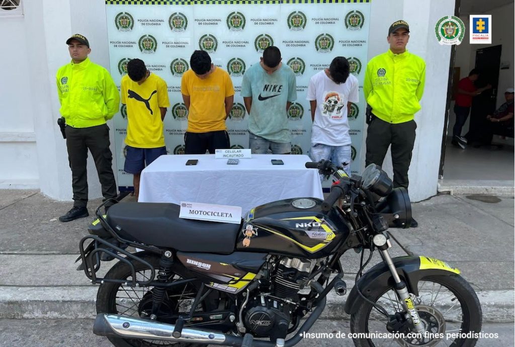 En la foto aparecen los asegurados siendo custodiados por la Policía.