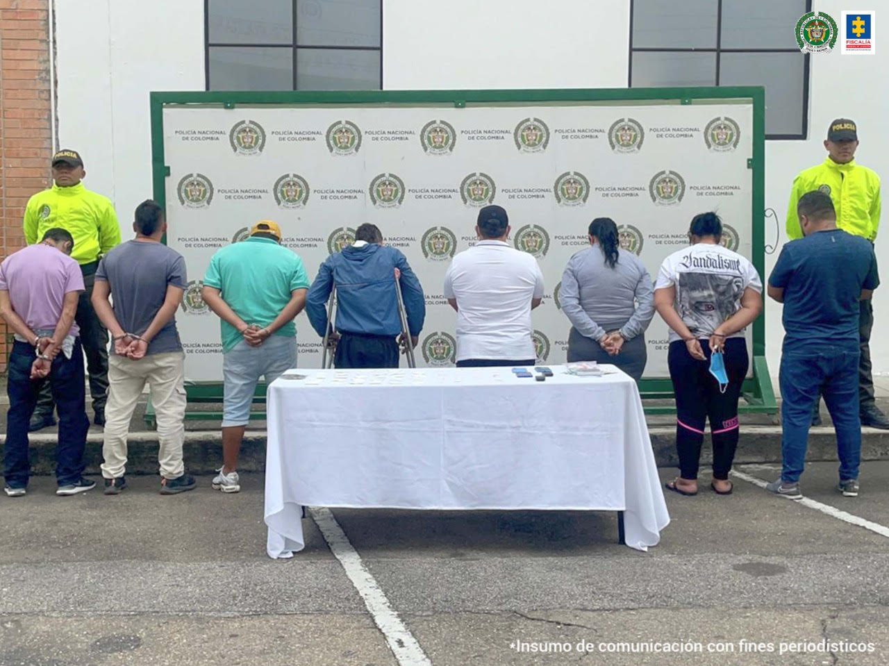 En la foto se puede apreciar dos policías y ocho presuntos integrantes de la banda Los Piratas. 