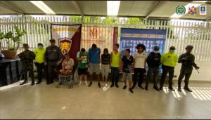 En la foto se puede apreciar a miembros del CTI, Policía y Ejército Nacional custodiando a los 7 capturados. 