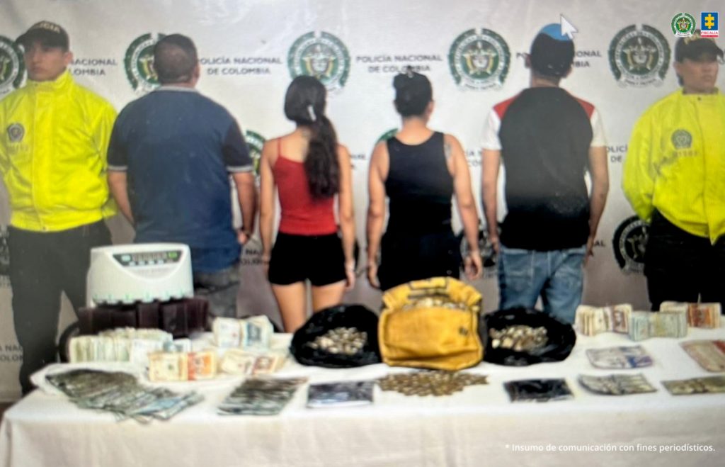 Martha Mancera, Fiscal Mancera, Fiscal Martha Mancera se aprecia en la imagen a algunos de los presuntos integrantes de la banda Las Villas, siendo custodiados por miembros de la Policía; así como el material incautado como celulares y dinero.